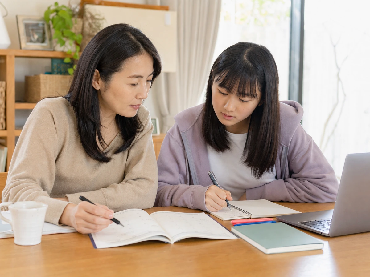 高校留学の時期と学校への確認事項を一緒に整理する親子